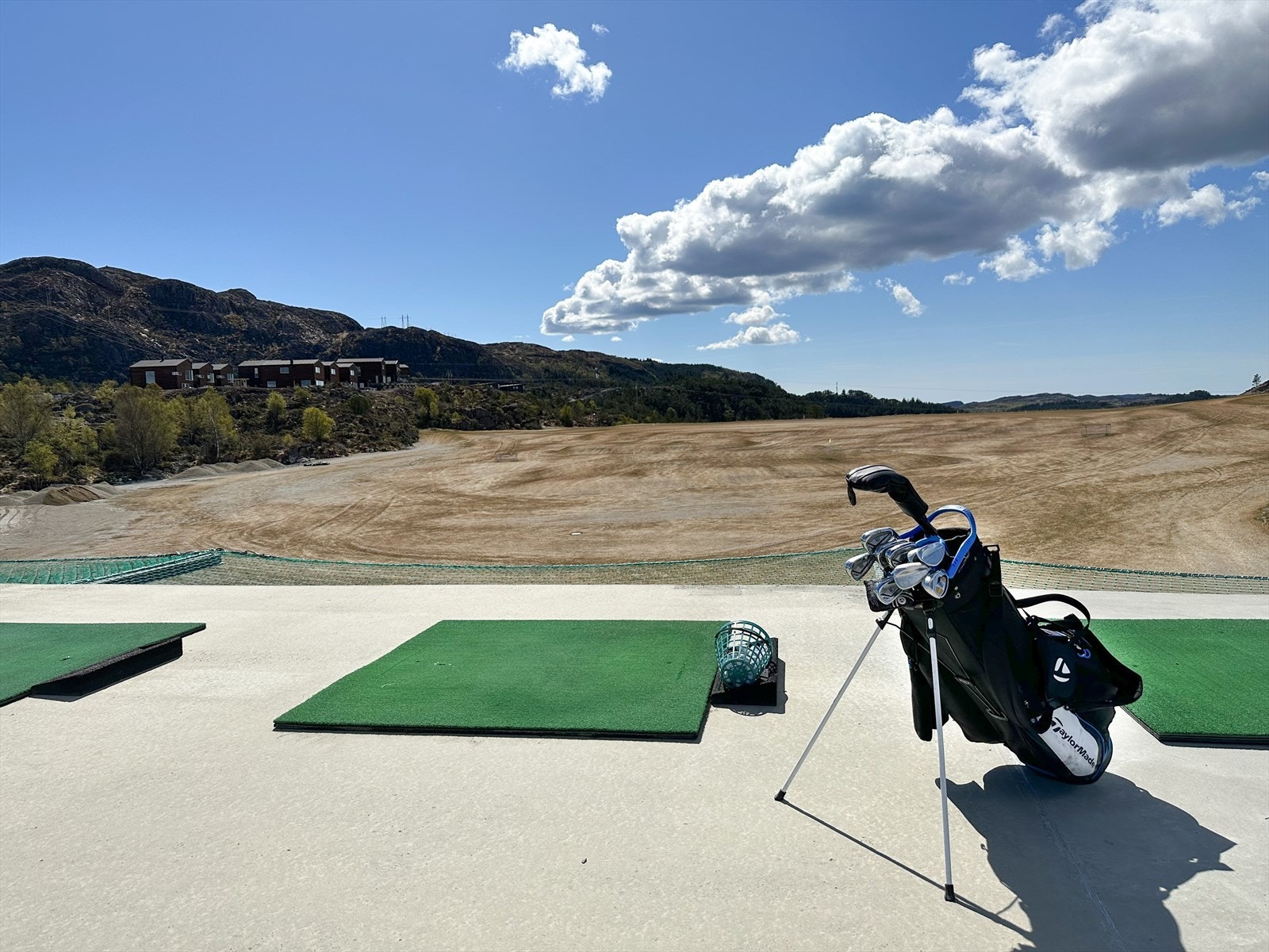 - Golfbanen og driving rangen til Sotra Golfklubb ligger også en spasertur nedenfor boligen - Galleribilde