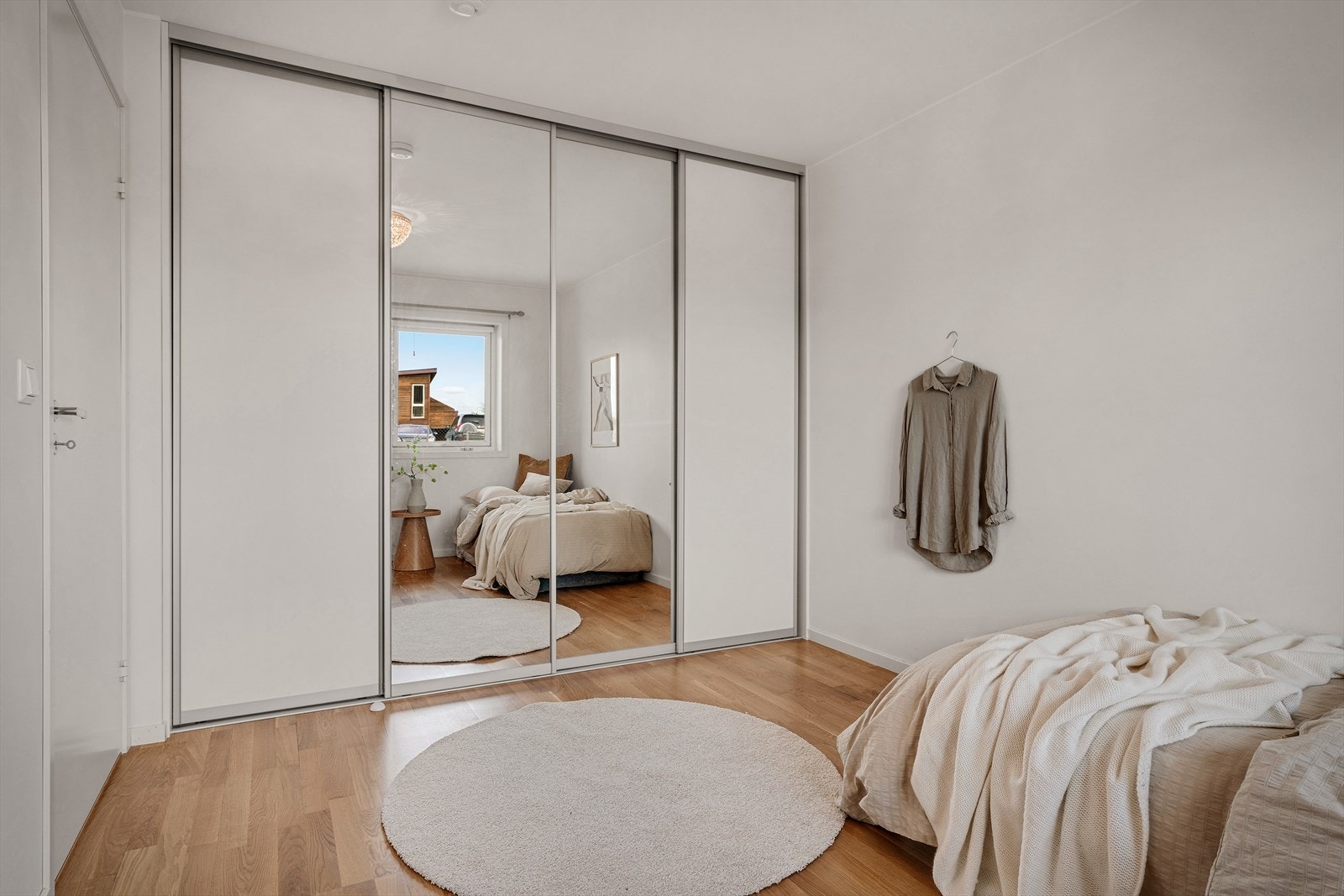 - Innredet med en romslig skyvedørsgarderobe - Galleribilde