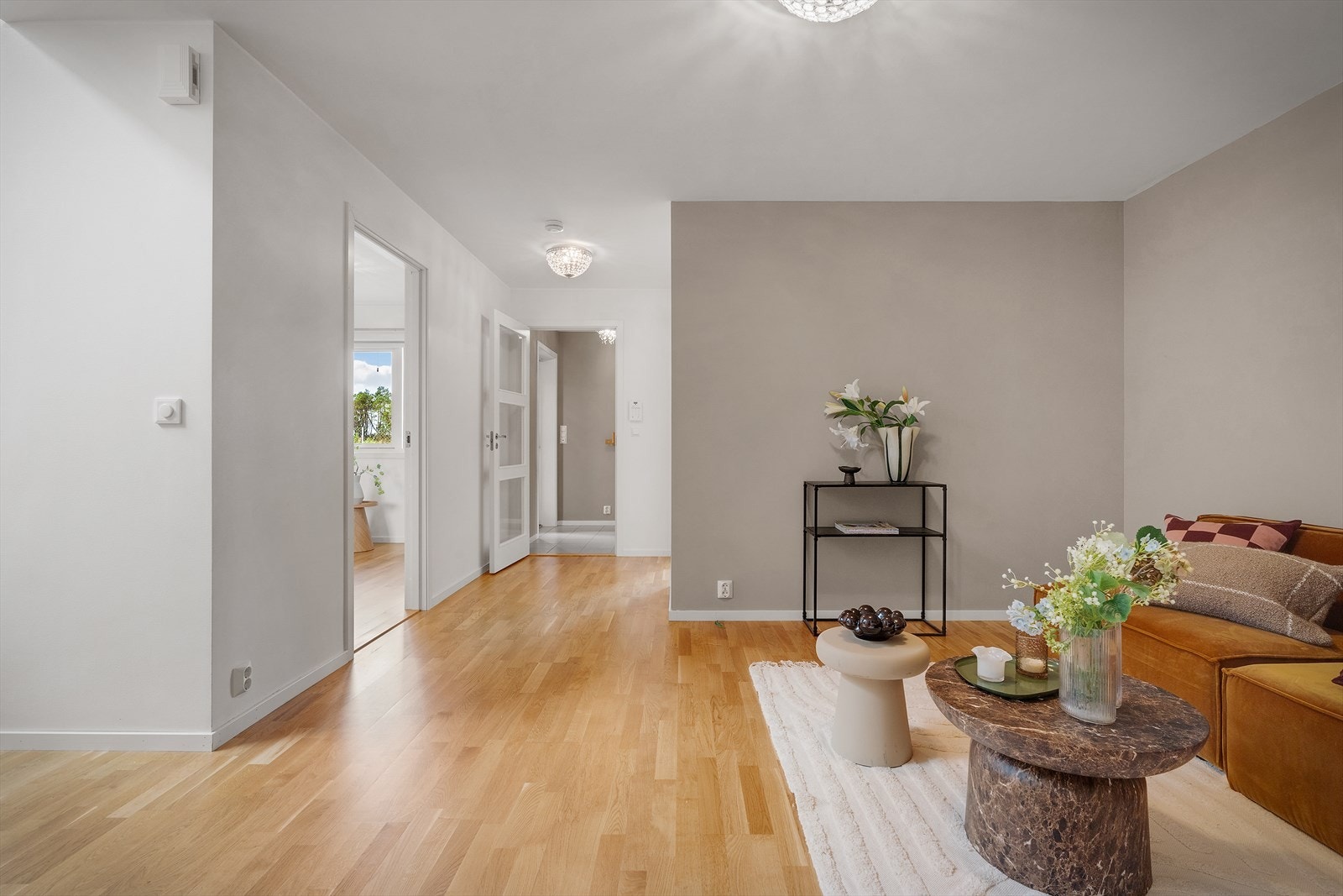 - Her finner man to soverom av god størrelse, et bad, vaskerom, entre og et større allrom på 23,6m² - Galleribilde