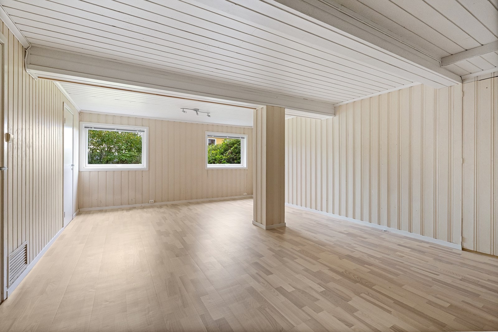 Stort innredet rom i underetasjen med plass til sittegruppe og aktiviteter. Galleribilde