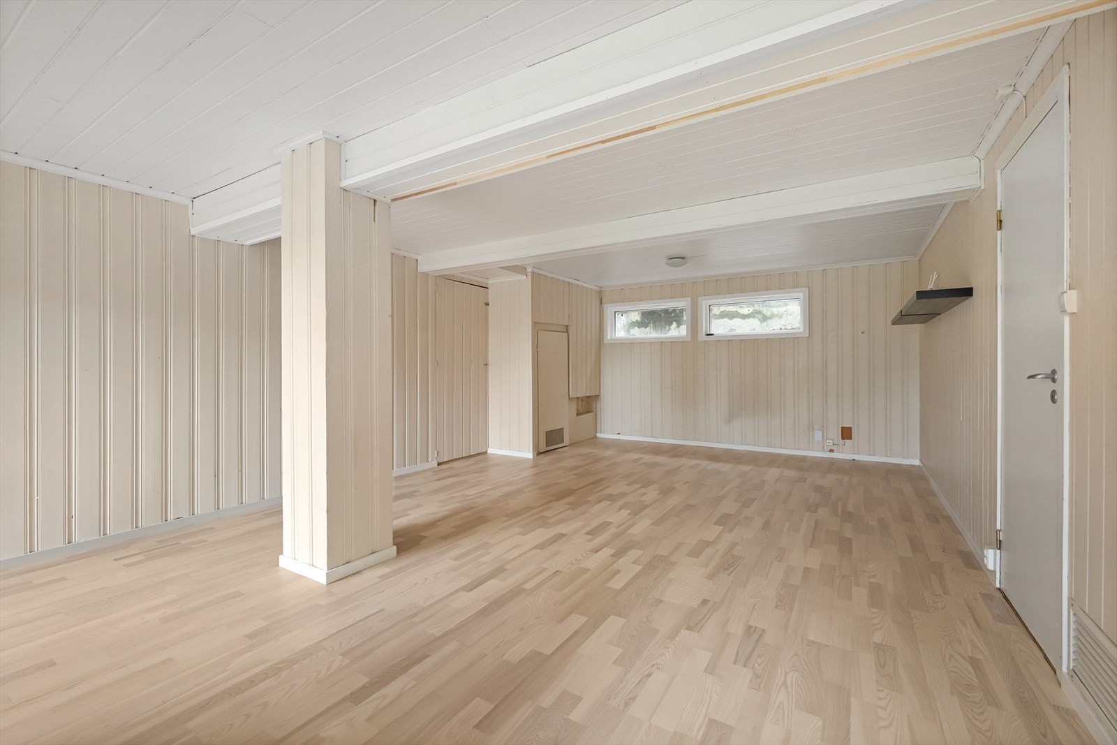 Rommet i underetasjen har panelte vegger og gir fleksible bruksmuligheter. Galleribilde
