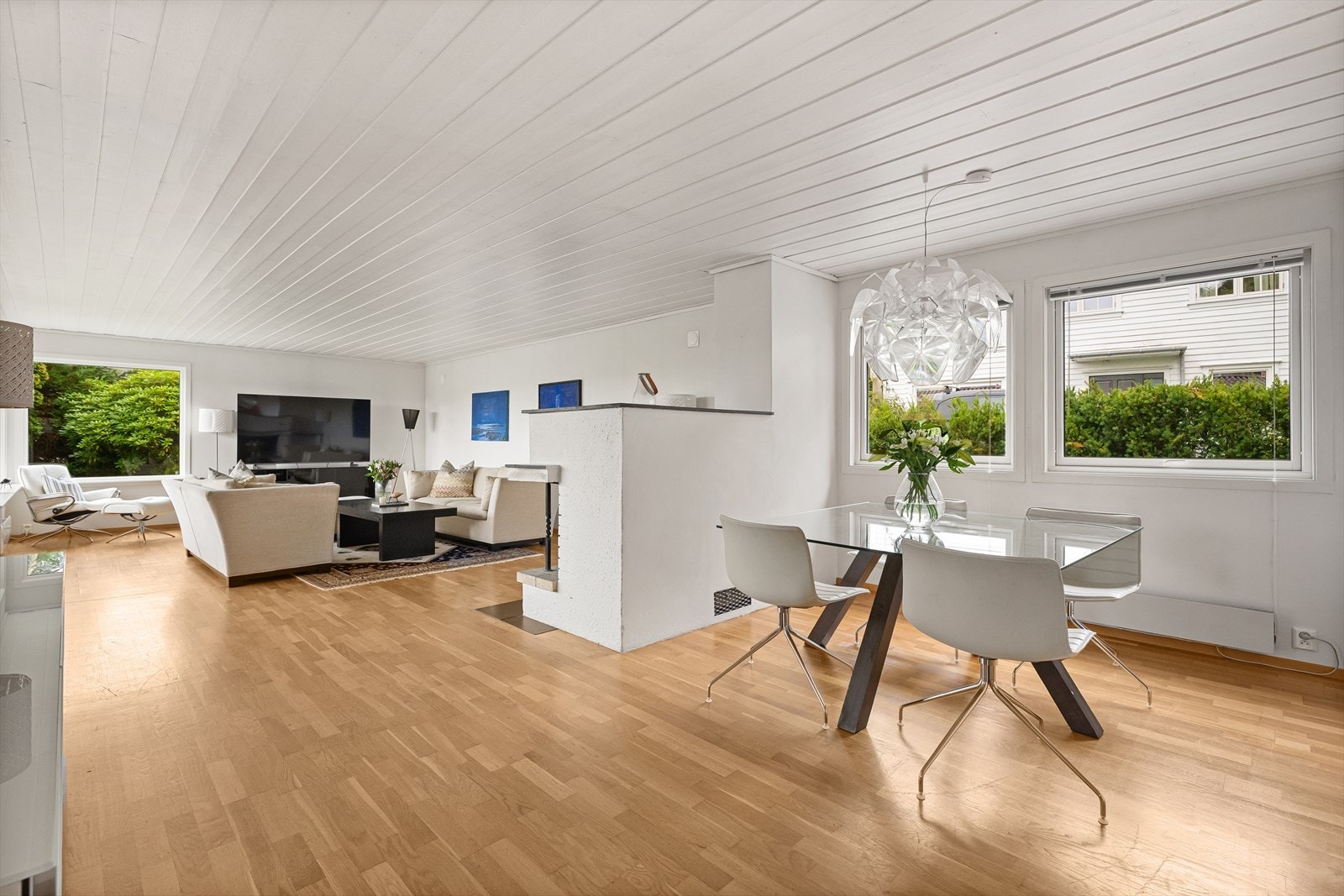 Peisen danner et naturlig skille mellom stuen og spisestuen. Galleribilde