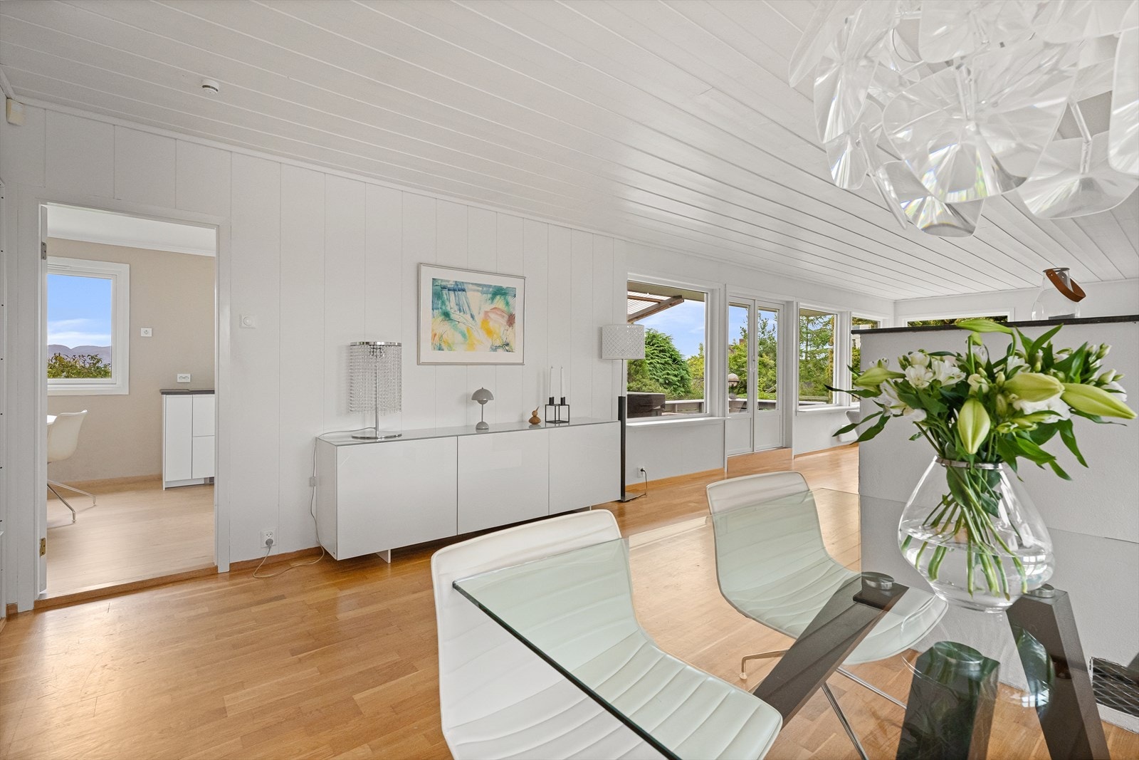 Spisestuen har åpen forbindelse mot kjøkkenet og god plass til langbord. Galleribilde