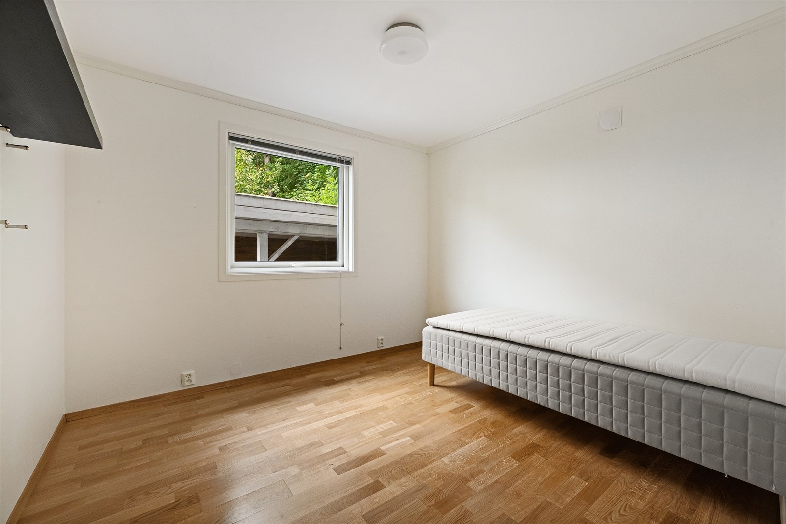Soverom med parkettgulv og plass til seng og skrivebord. Galleribilde