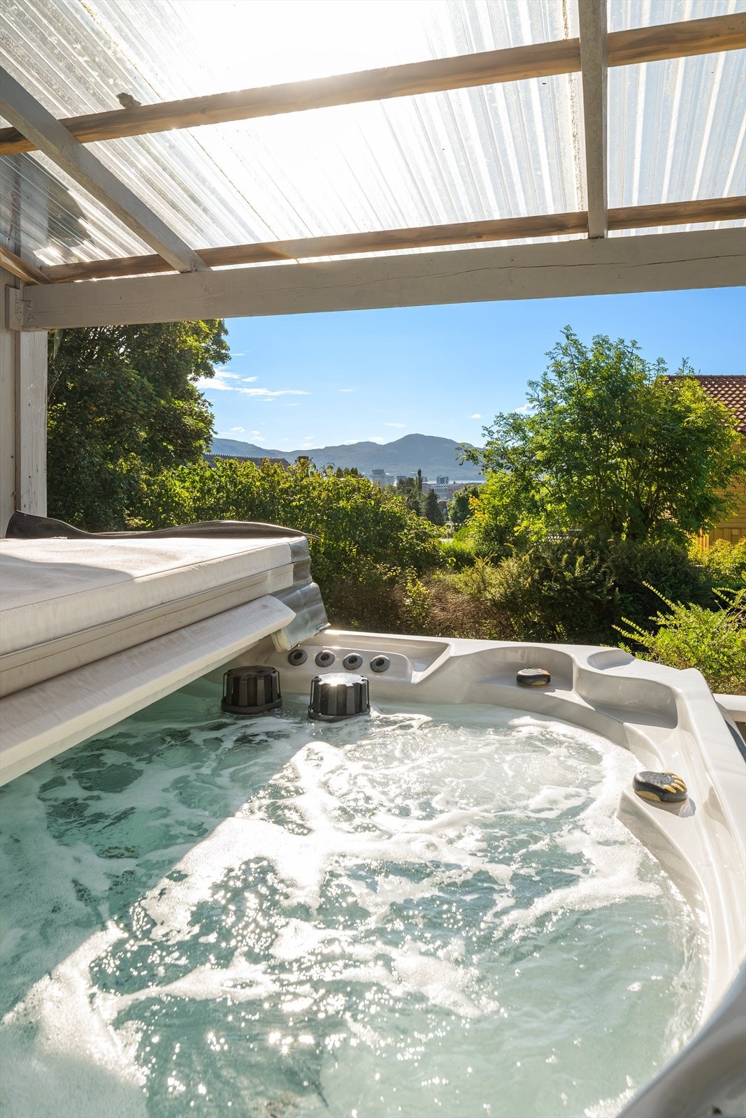 Fra boblebadet har man vidstrakt utsikt mot åsene og fjellene. Galleribilde