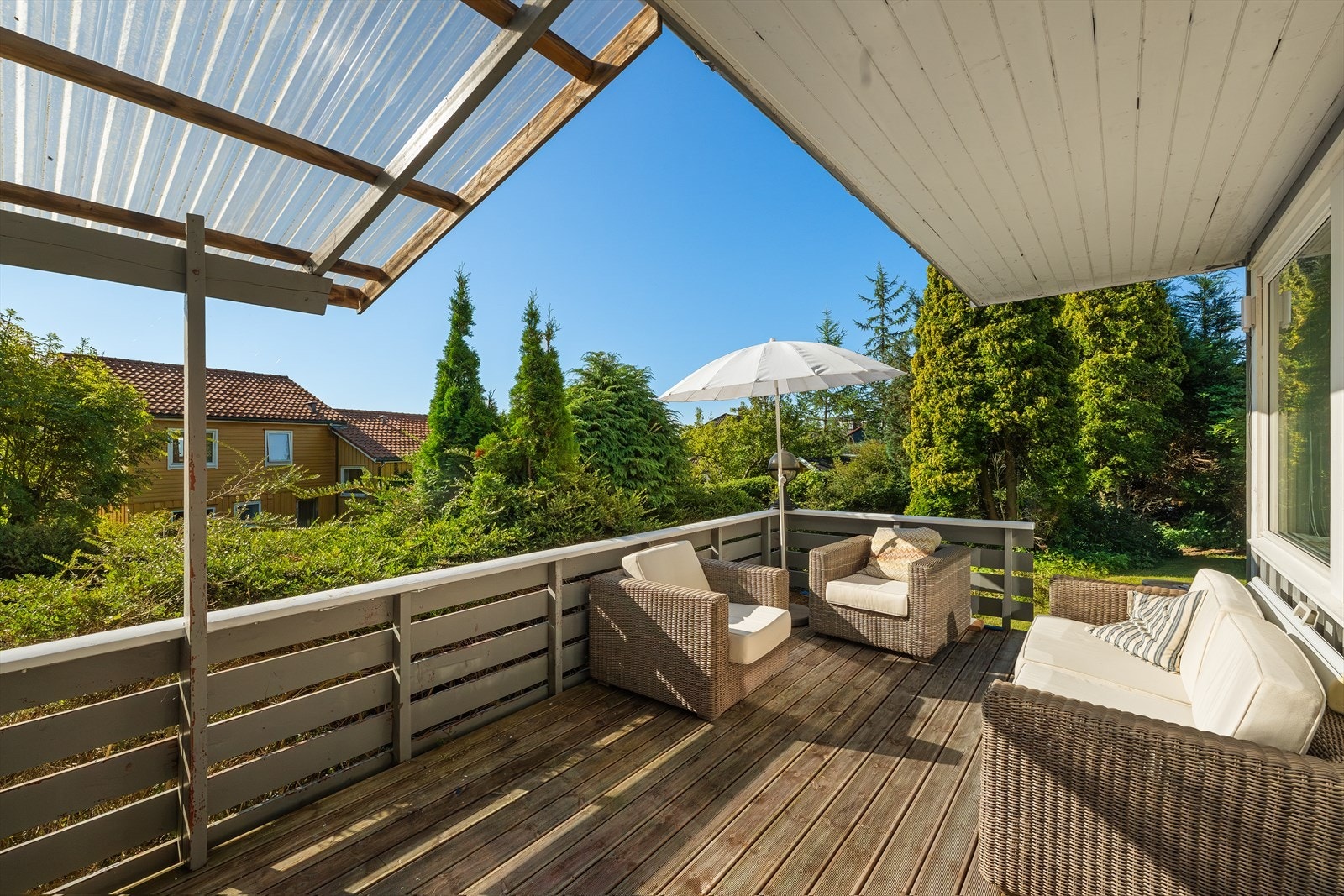 Stor terrasse med god plass til sittegrupper og utendørs opphold. Galleribilde