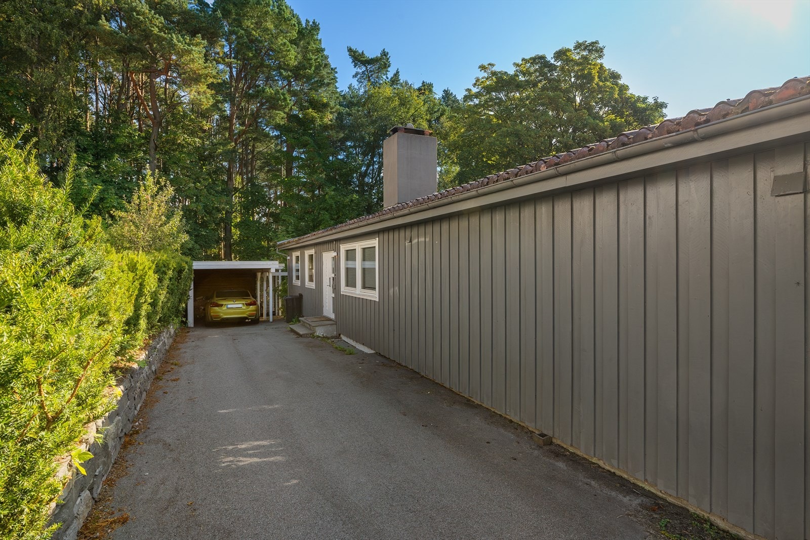 Asfaltert innkjørsel med god biloppstillingsplass og tilhørende carport. Galleribilde