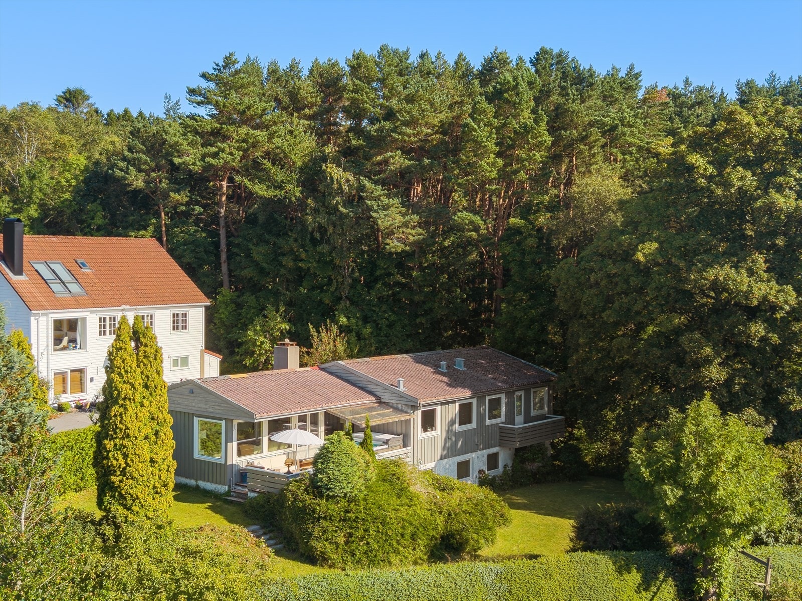 Innholdsrik enebolig over to plan på en skjermet tomt som grenser direkte til skog og friområde. Galleribilde