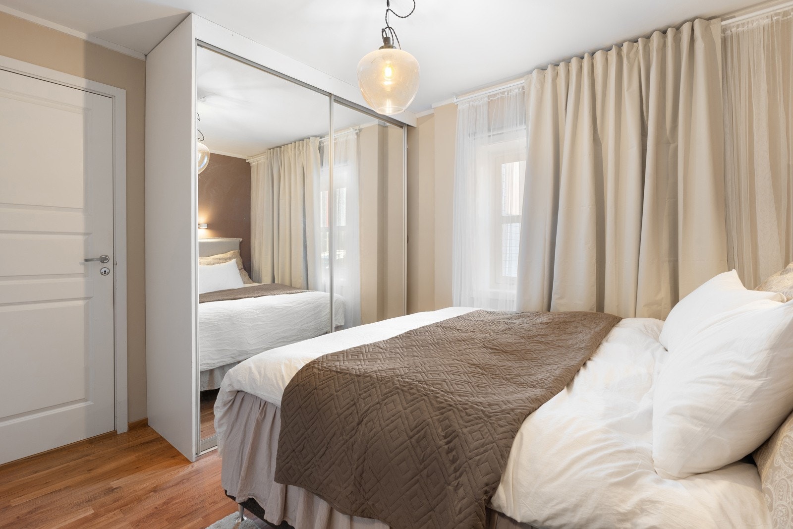 Soverommet har både skyvedørsgarderobe og innvendig bod.