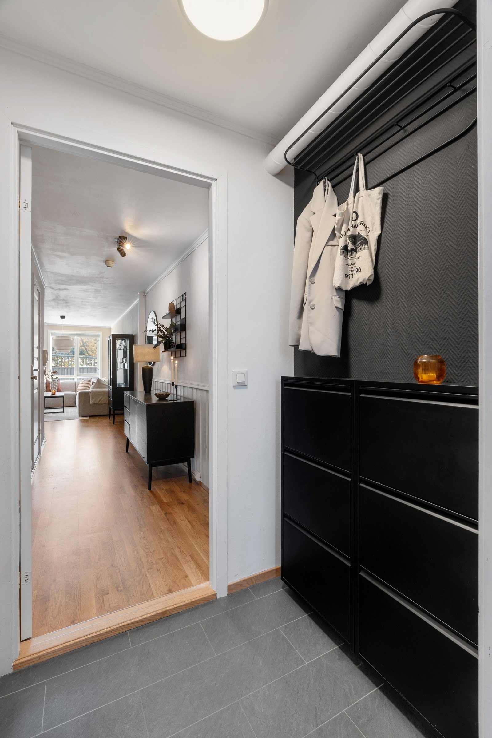 Velkommen inn i entreen med smart innredning.