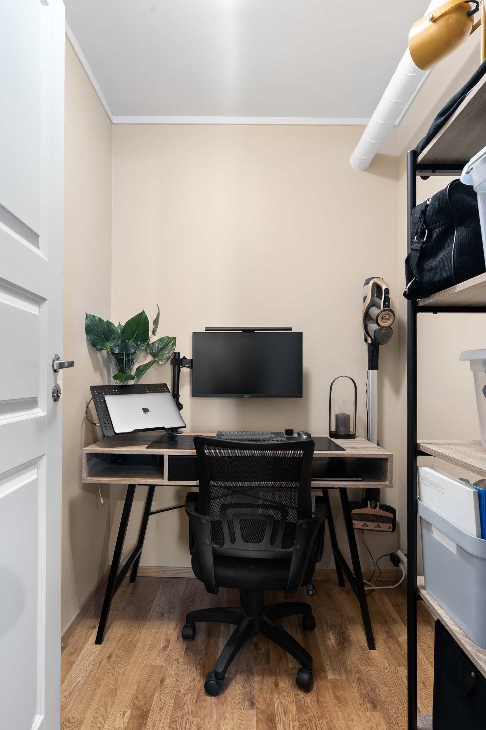 Boden kan innredes til arbeidsplass eller walk-in.