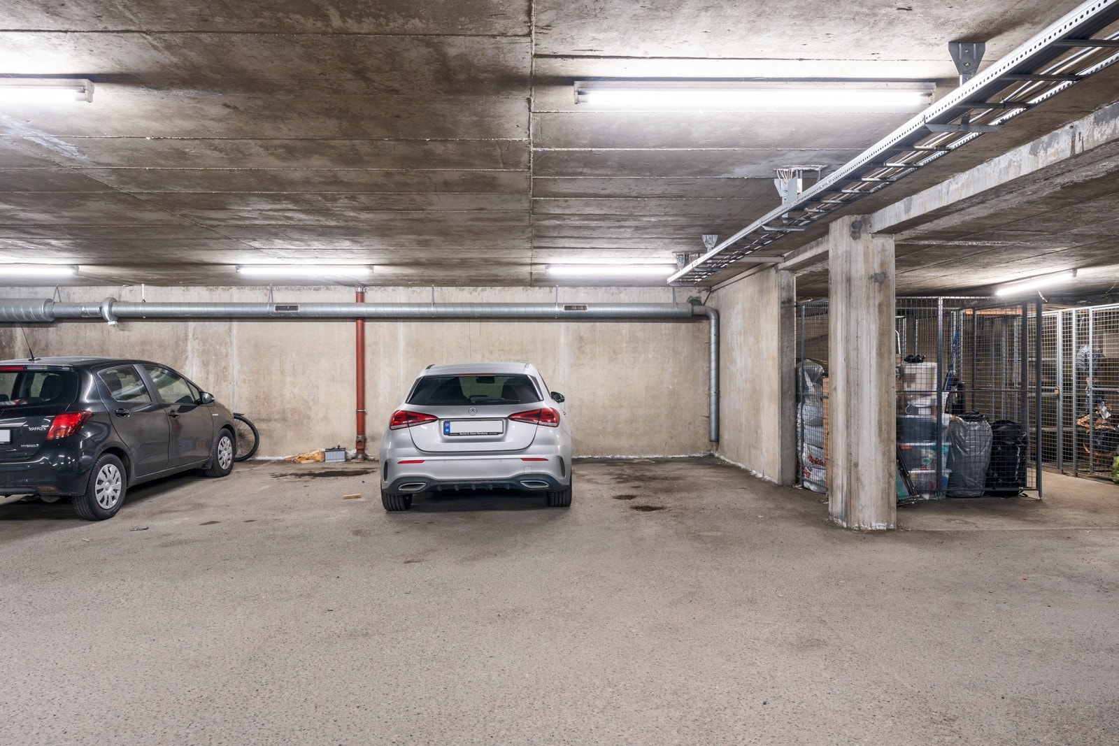 Det er mulighet for å parkere bilen. Sameiet er i dialog for å endre antall parkeringsplasser i byggets kjeller. Det skal reduseres antall parkeringsplasser fra 12 til 10. De 2 siste skal få utvendig oppstillingsplass på tomt over veien fra bygget.