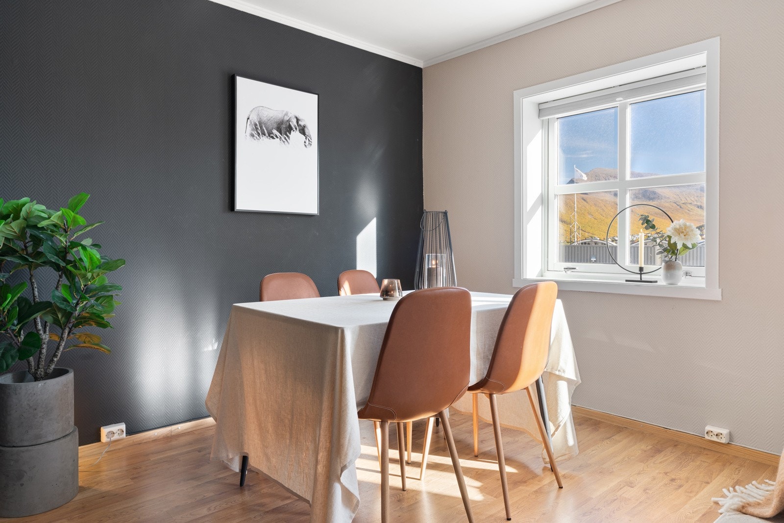 Spisebordet finner sin naturlige plass ved det ene stuevinduet.
