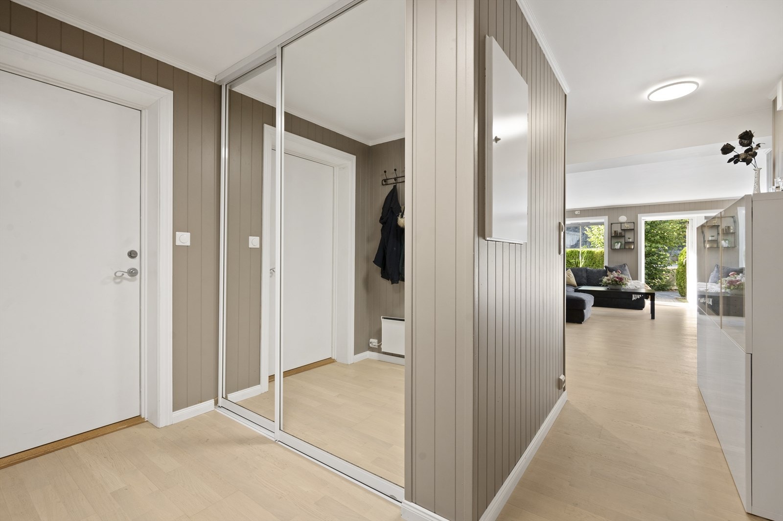 Romslig gang med skyvedørsgarderobe Galleribilde