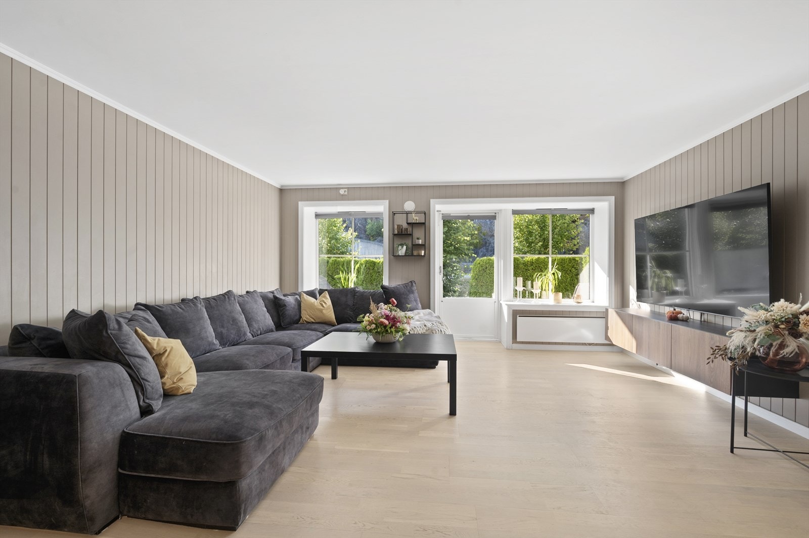 Lys og fin stue med god plass til sofa- og spisestueavdeling Galleribilde