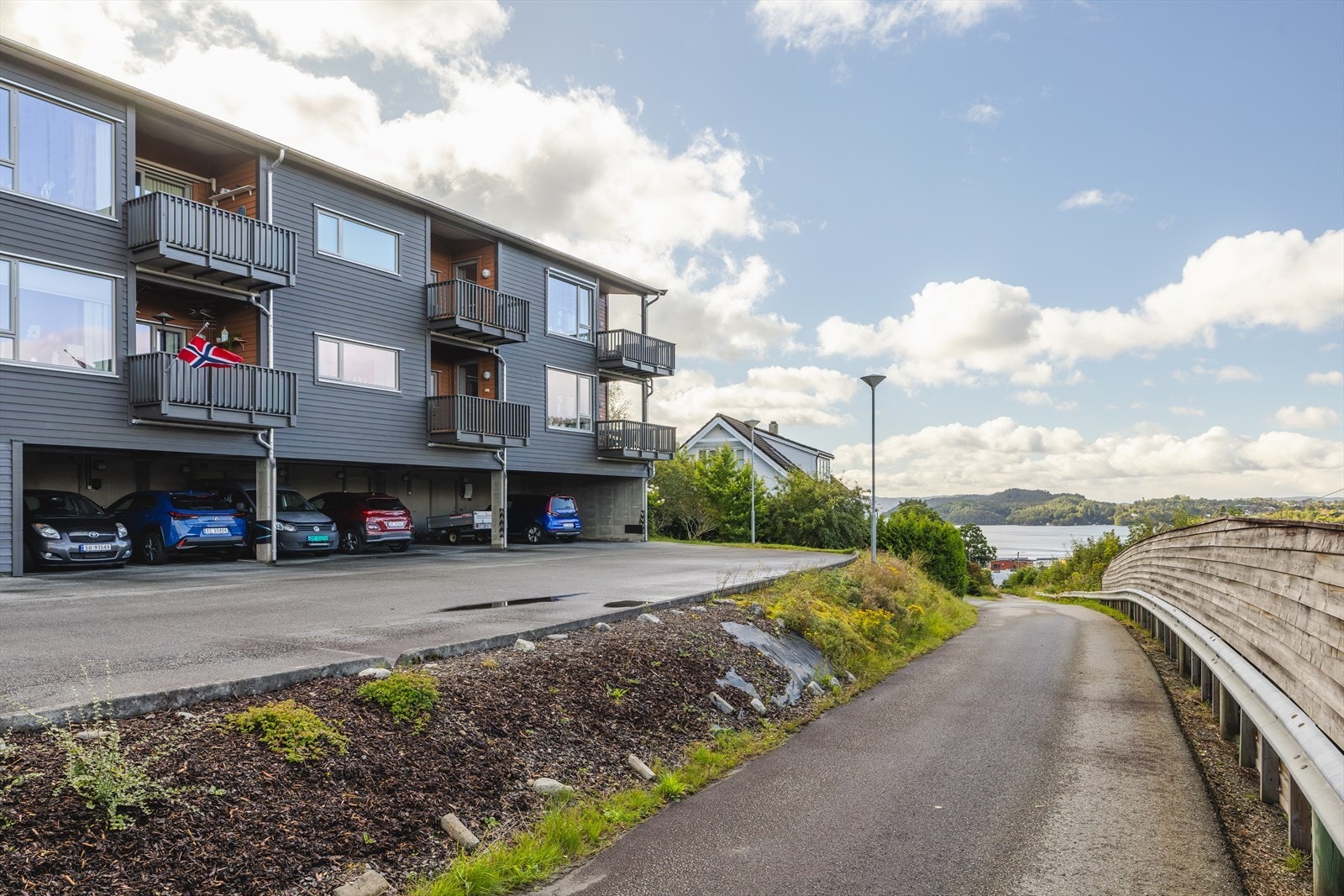 Det er parkering i carport... Galleribilde