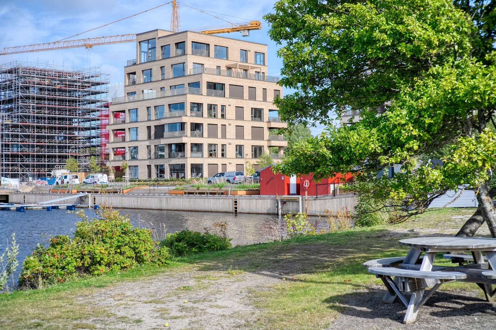 Rett ved Bryggepromenaden er den en liten strand. Her er det også planlagt ferje anløp i fremtiden. Galleribilde