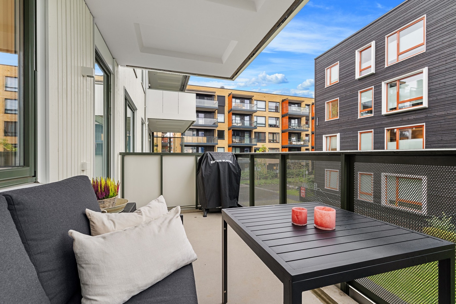 Fra stuen er det direkte utgang til en sydvendt balkong på ca. 9 m². Galleribilde