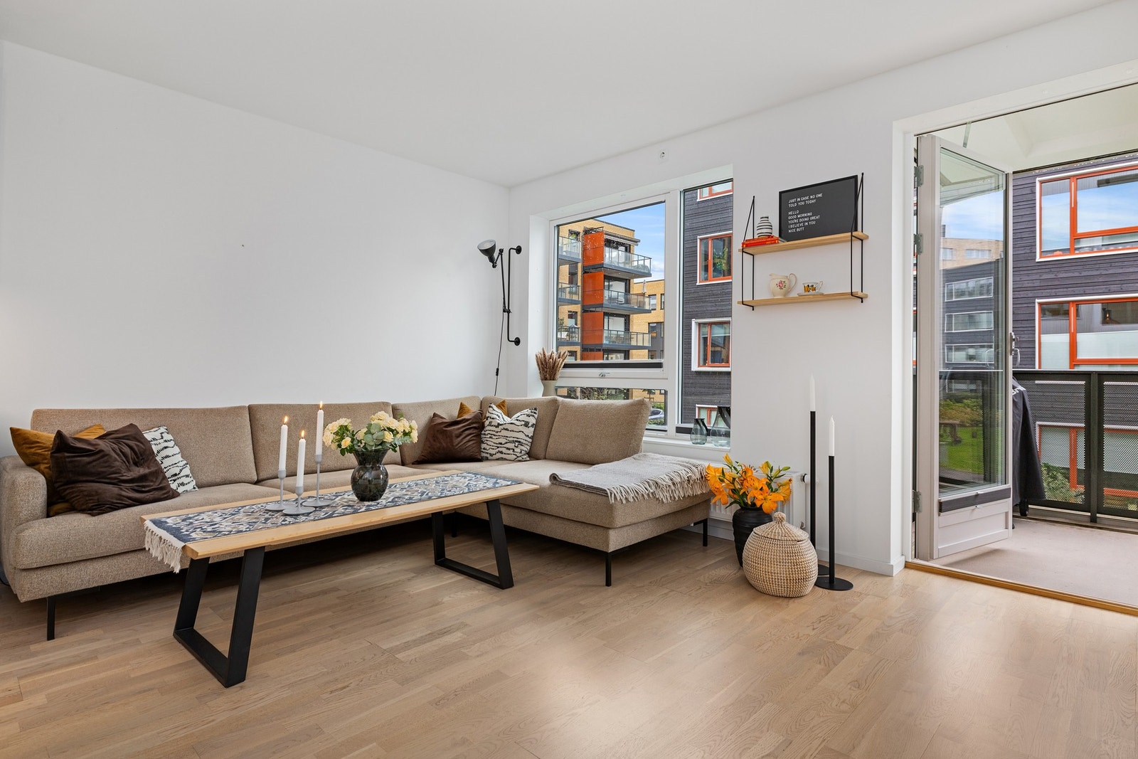 Lys og innbydende stue med store vindusflater og gode møbleringsmuligheter. Galleribilde