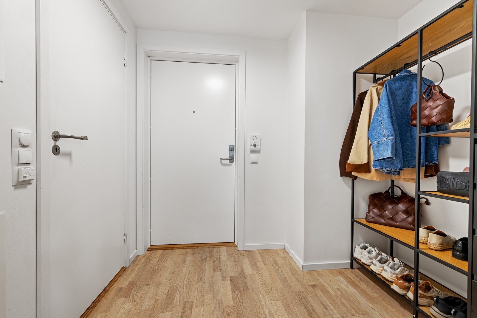 Leiligheten holder en gjennomgående god standard fra byggeåret 2021. Galleribilde