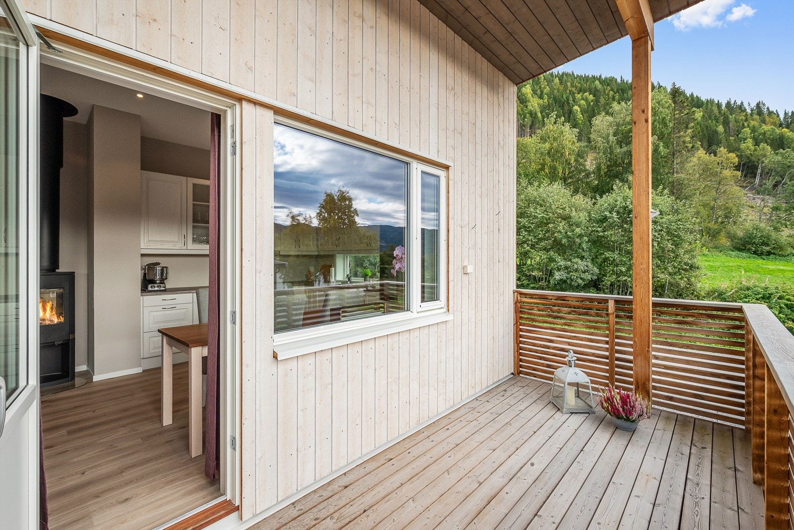 Utgang til romslig veranda som er solrik Galleribilde