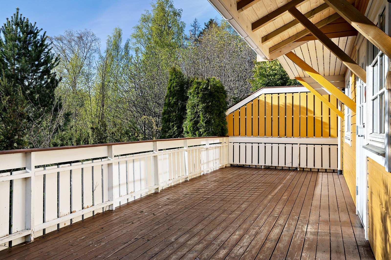 Hyggelig inngangsparti fra terrasse på cirka 26 kvm. Gode solforhold. Galleribilde