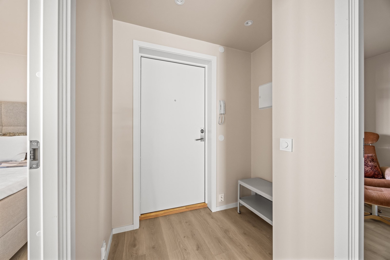Velkommen inn til et lyst og romslig inngangsparti. Galleribilde