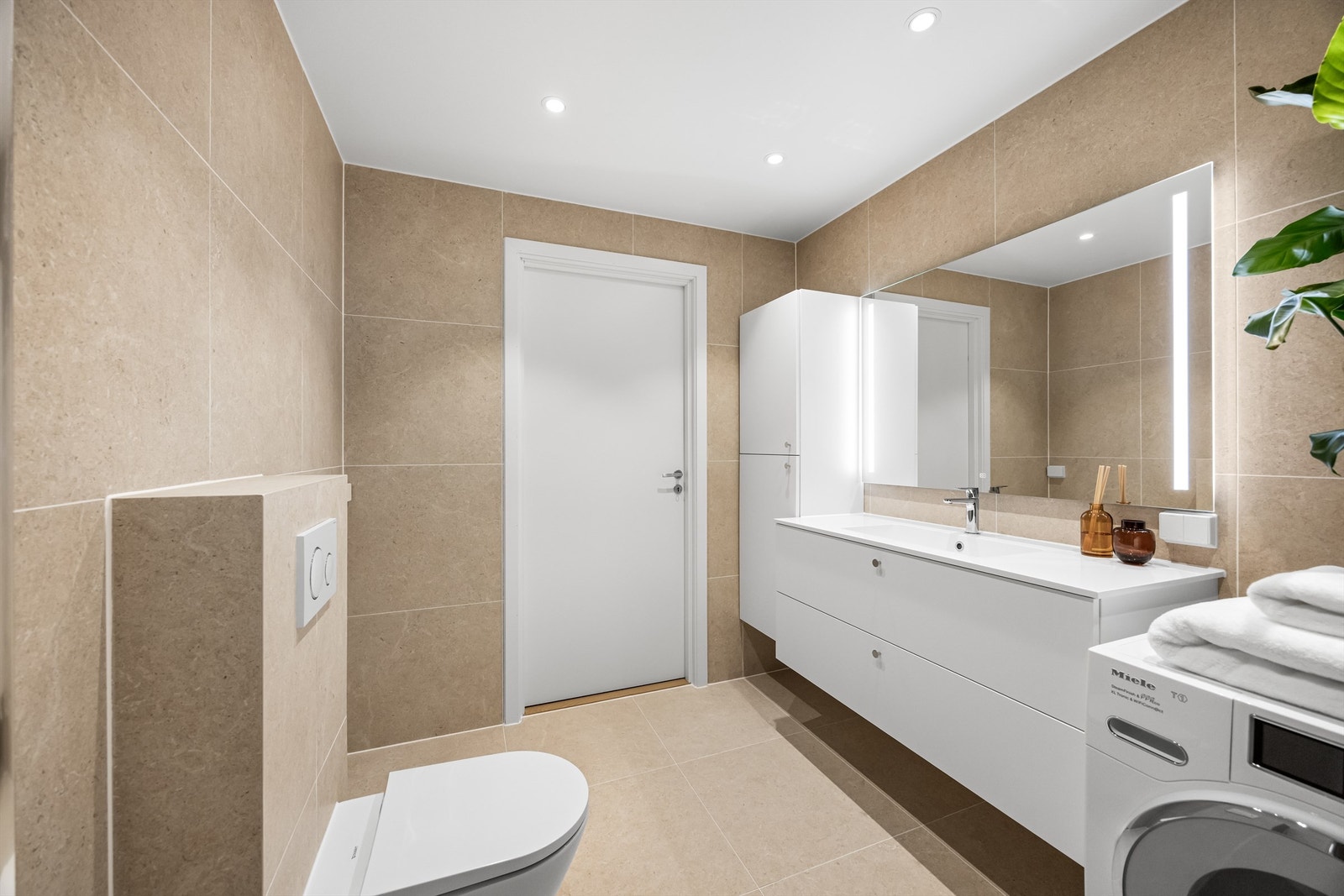 Badet er renovert i 2026 og har en romslig utforming med god oppbevaringsplass i baderomsinnredningen. Galleribilde