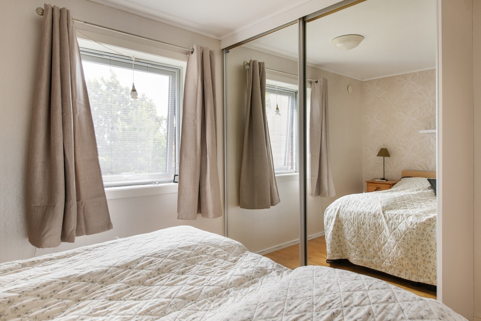 Stort vindu med mye naturlig lys Galleribilde
