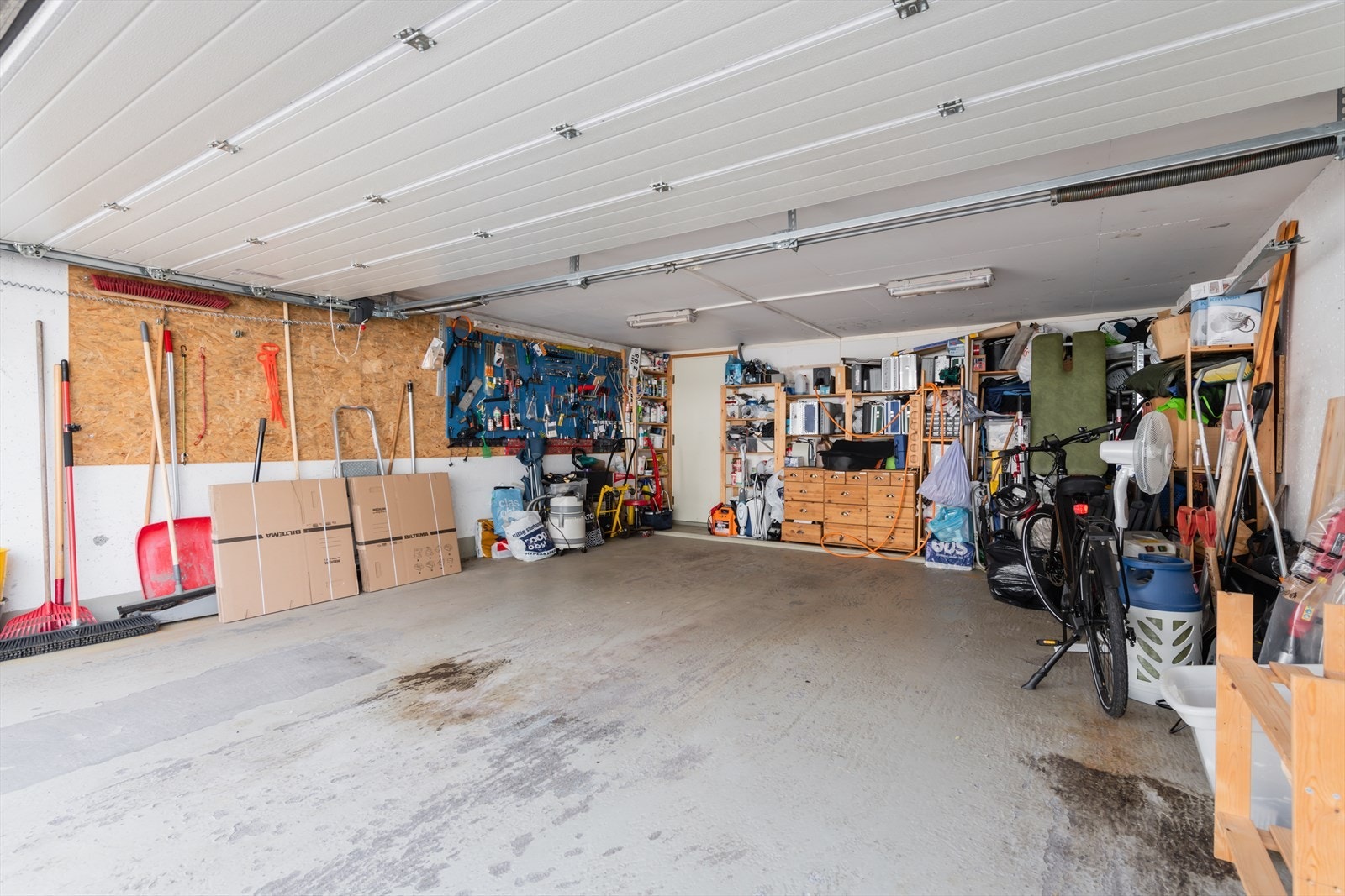 Romslig garasje med bod. Galleribilde