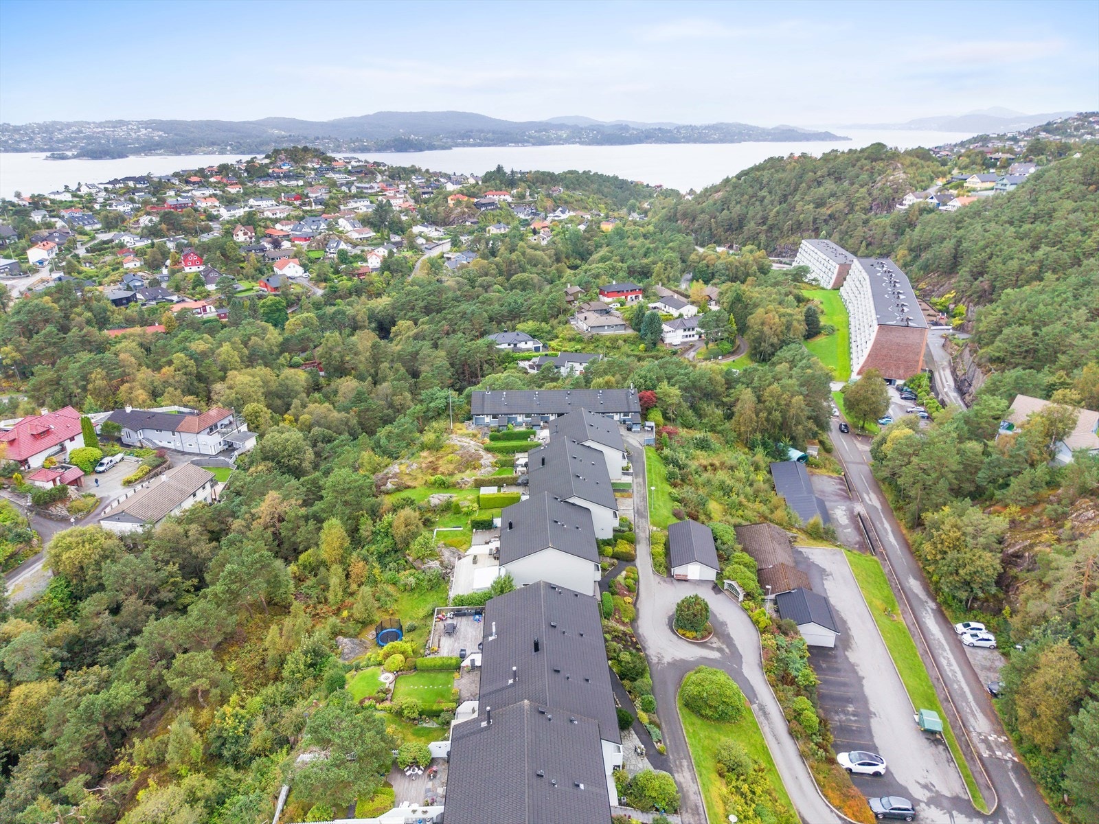 Kort vei til friluftsområdet og badeplassen på Grønskjeret samt kyststier langs fjorden. Galleribilde