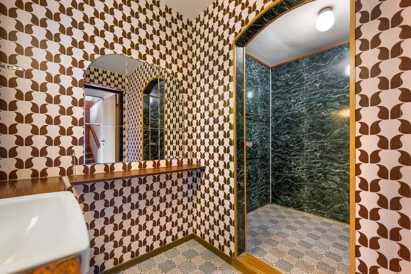 Badet har belegg på gulv og våtromsplater på veggene. Åpent inn til dusjrom Galleribilde