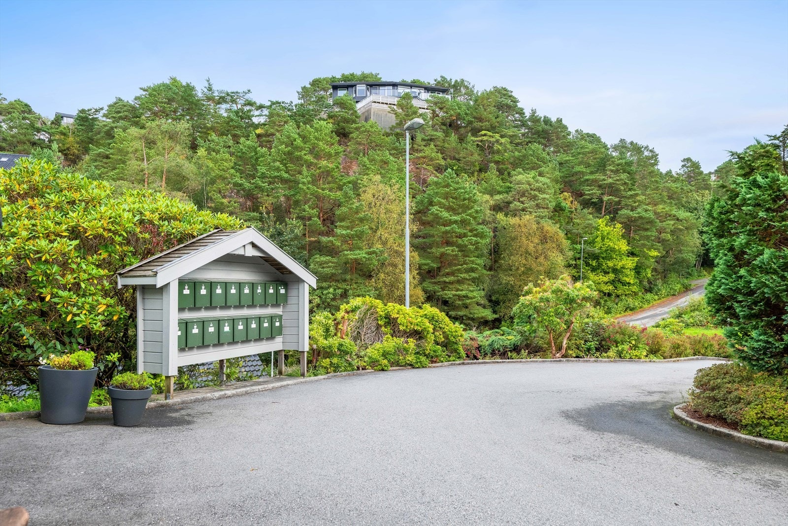 Fellesområder omkranset av frodig natur og skogsterreng. Galleribilde