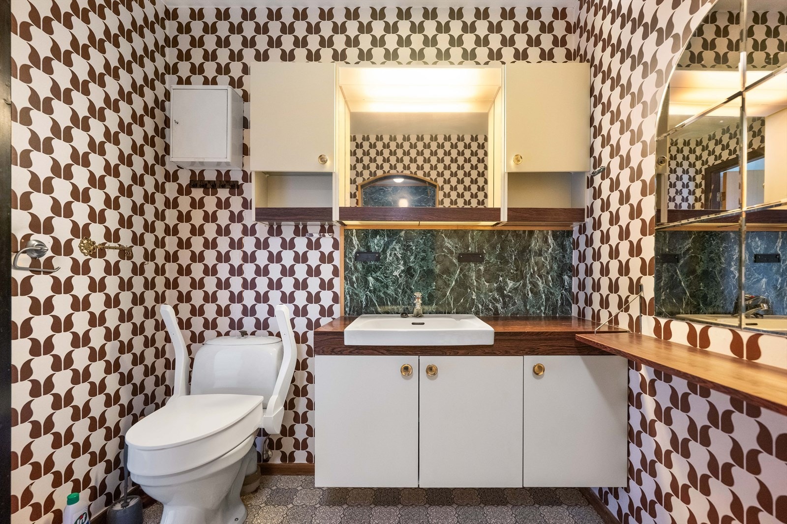 Badet i underetasjen er innredet med servantseksjon, overskap og toalett. Galleribilde