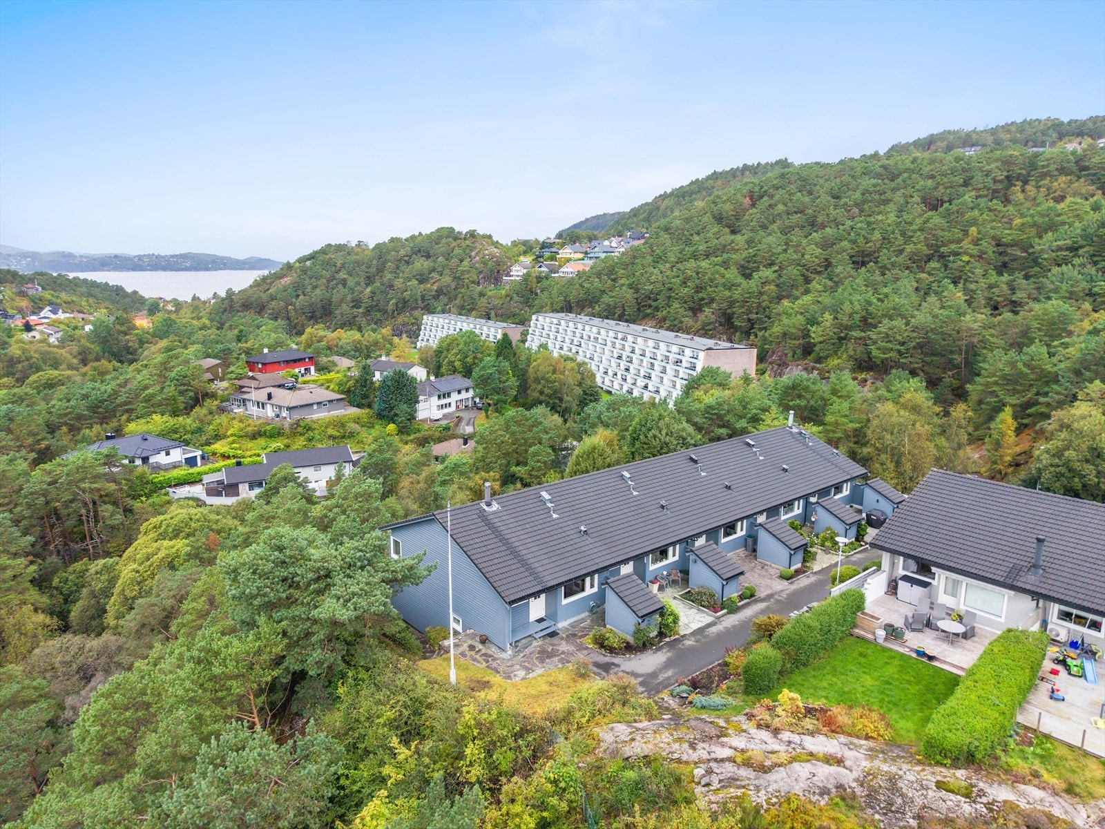 Enderekkehus over to plan med attraktiv hjørneplassering og tilhørende garasjeplass. Galleribilde