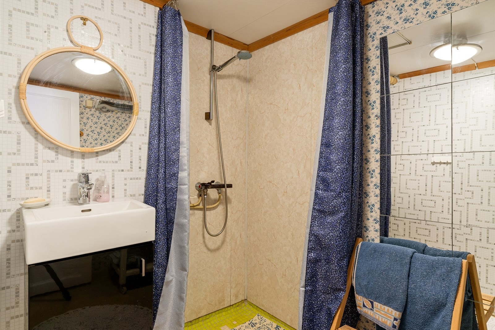 Bad i kjelleretasjen med servant og dusjnisje. Galleribilde