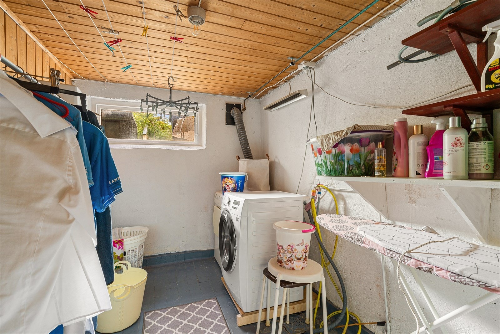 Vaskerom i kjelleren med opplegg for vaskemaskin. Galleribilde