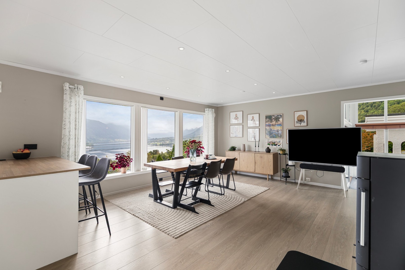 Stuen er av romslig størrelse og har laminat på gulv, gips på vegger og spotlights i himling. Galleribilde