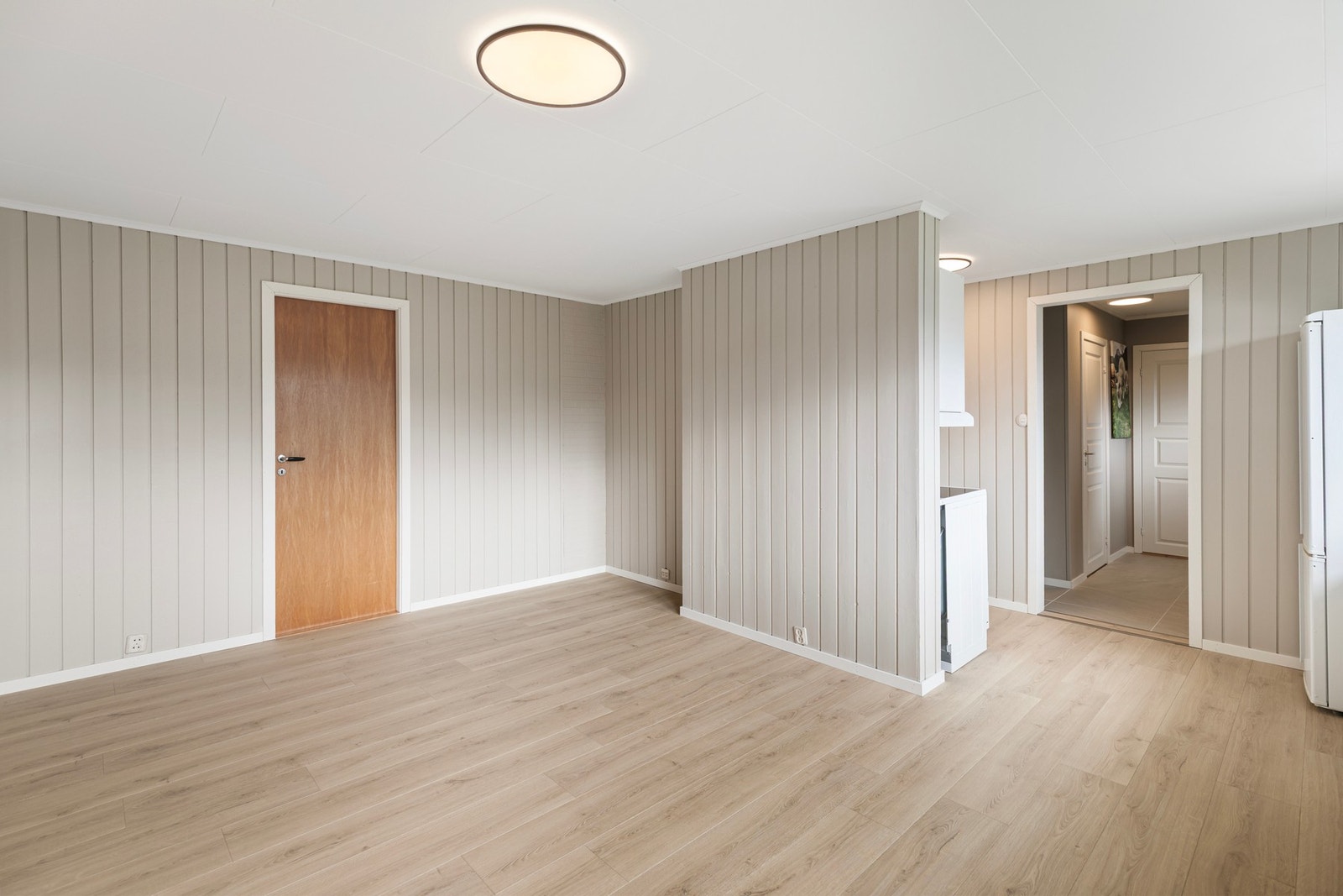 Leilighetens stue er av god størrelse og har laminat på gulv og malt panel på vegger. Galleribilde