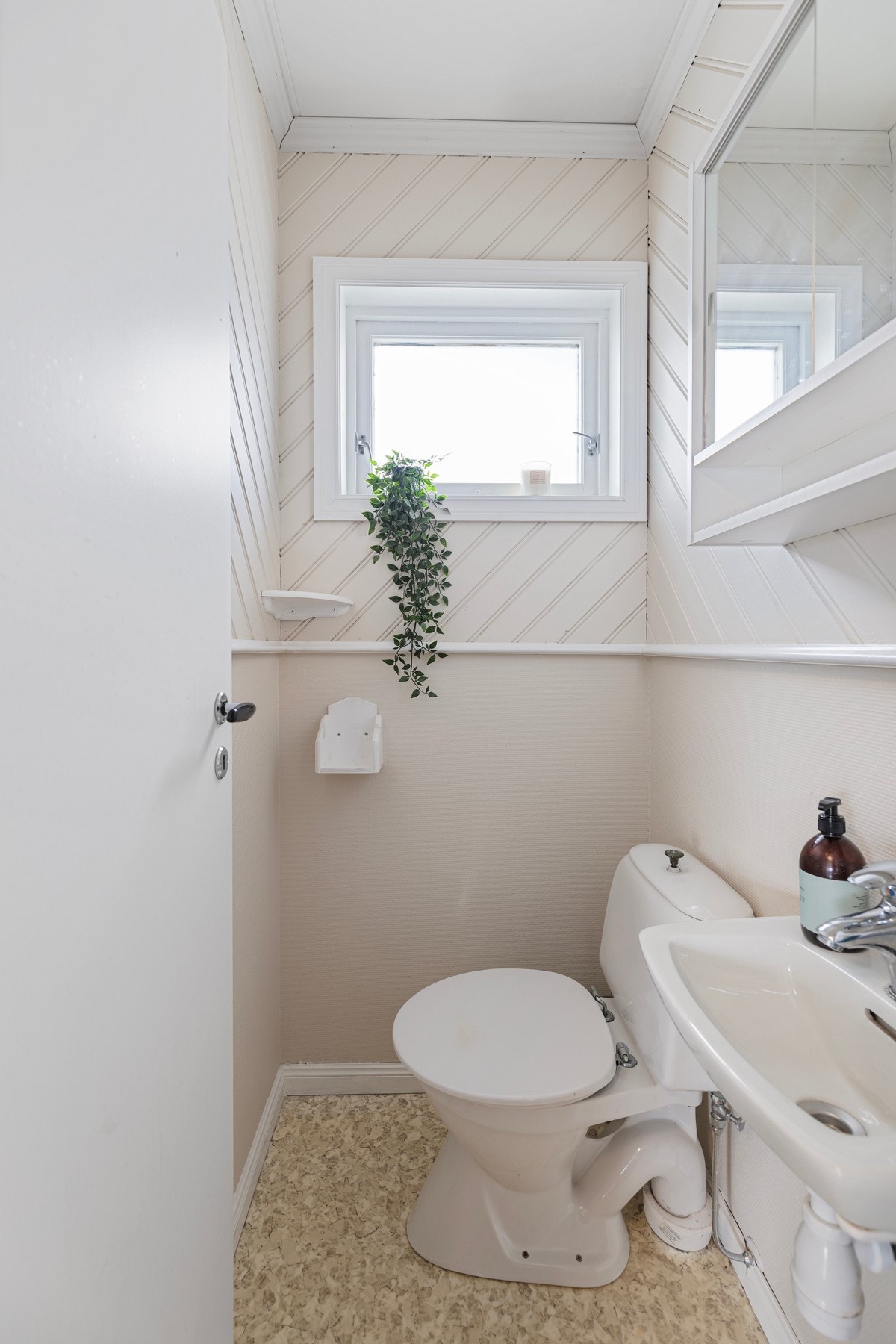Etasjen har også separat toalettrom med belegg på gulv og panel på vegger, rommet er utstyrt med toalett og vegghengt servant. Galleribilde