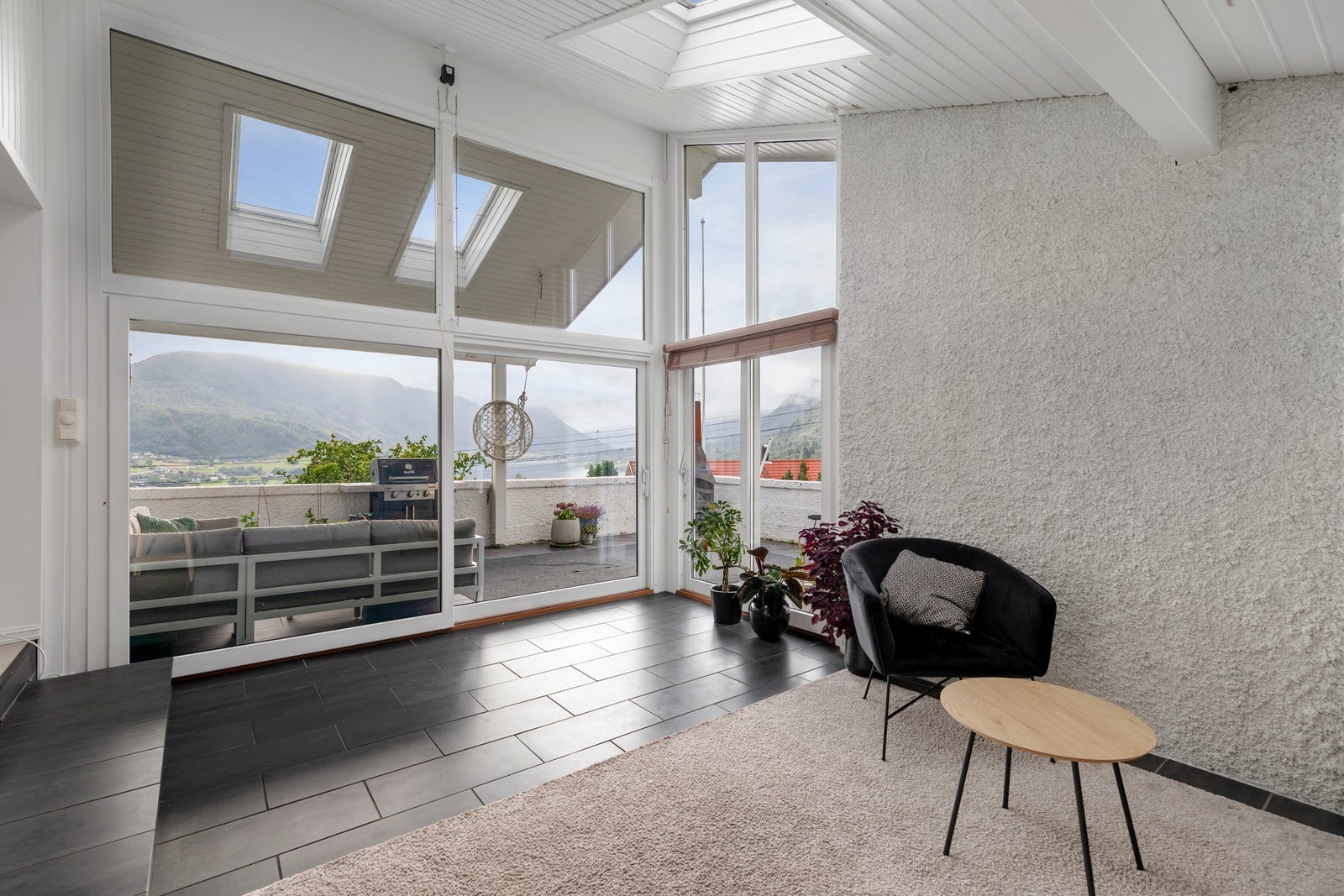 Fra stue har du tilkomst til hagestue mot sør med varmekabler i gulv og skyvedører til terrasse. Galleribilde