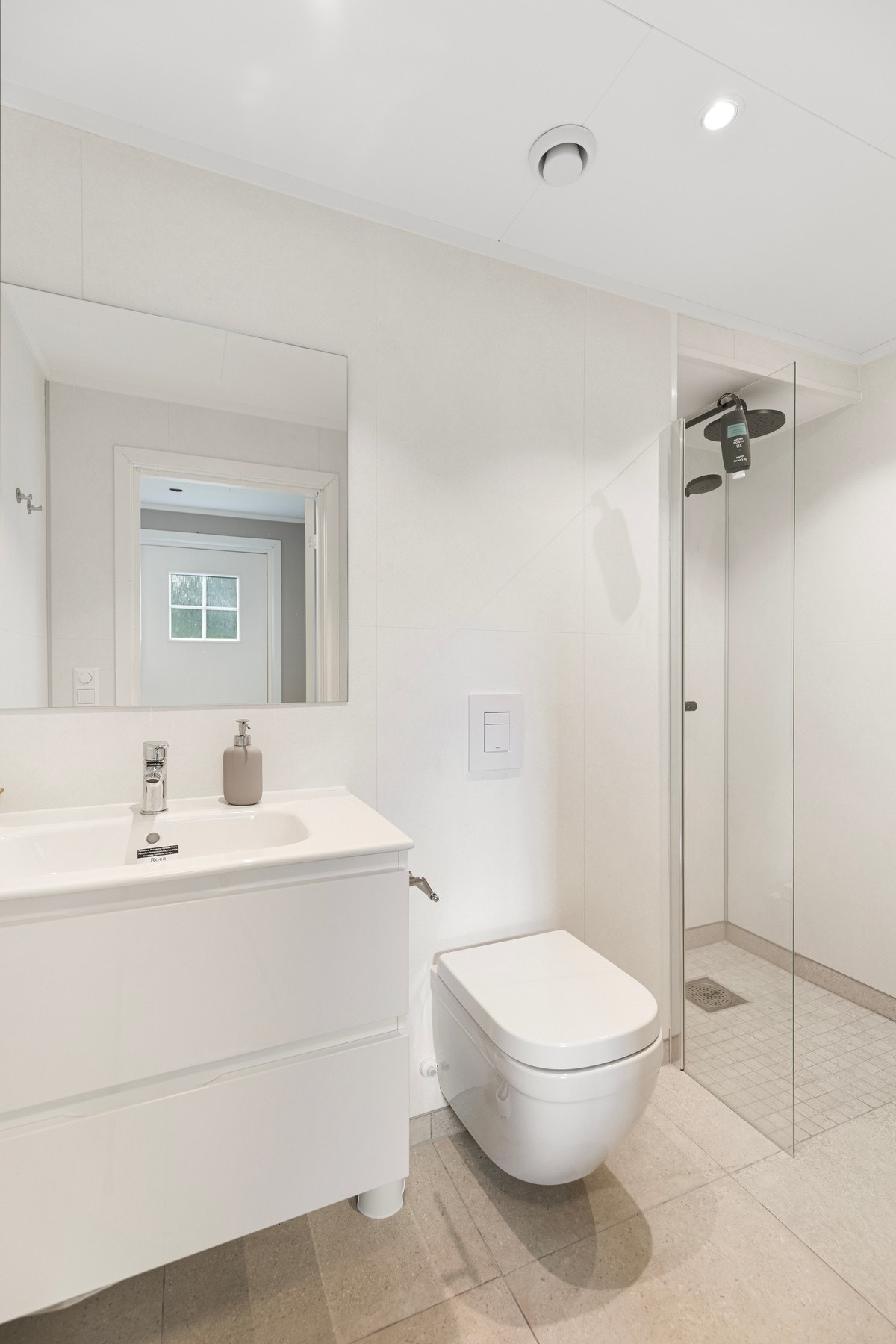 Badet i leiligheten er fra 2026 og har flis på gulv og våtromsplater på vegger. Galleribilde
