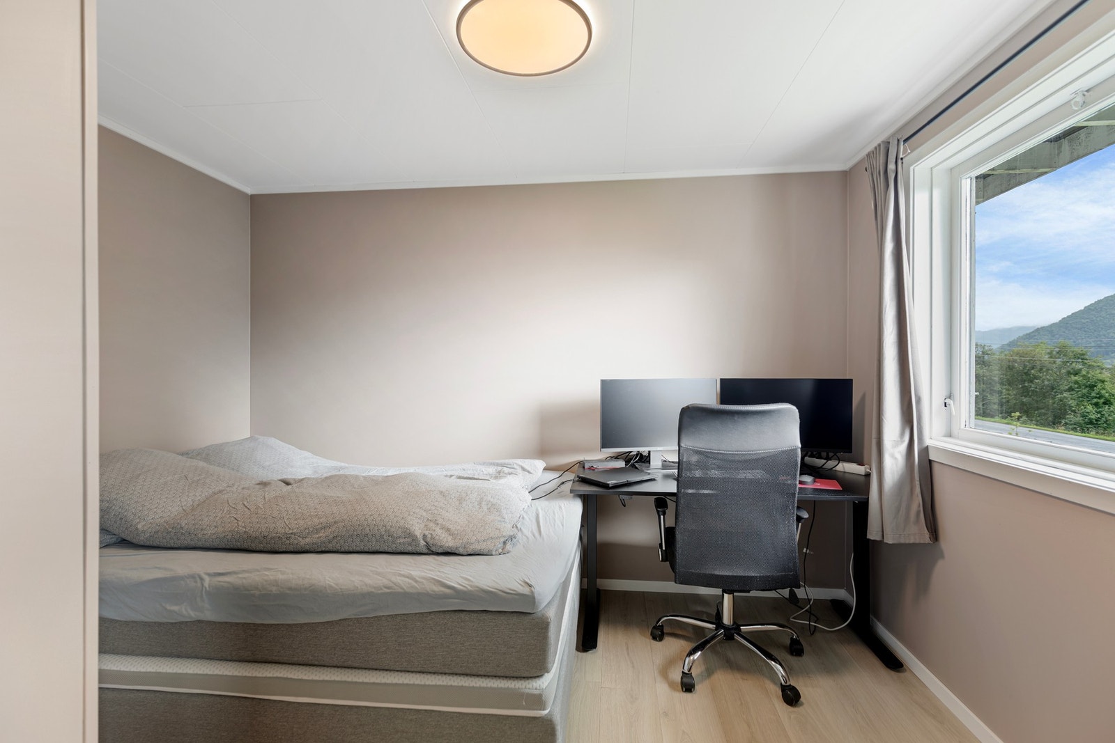 Leiligheten har ett soverom. Rommet har laminat på gulv, slette vegger og oppvarming fra varmekabler i gulv. Galleribilde