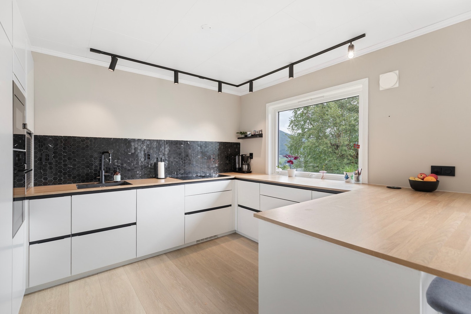 Kjøkkeninnredning fra Kvik, montert i 2020, med hvite, slette fronter og et moderne, tidløst uttrykk. Galleribilde