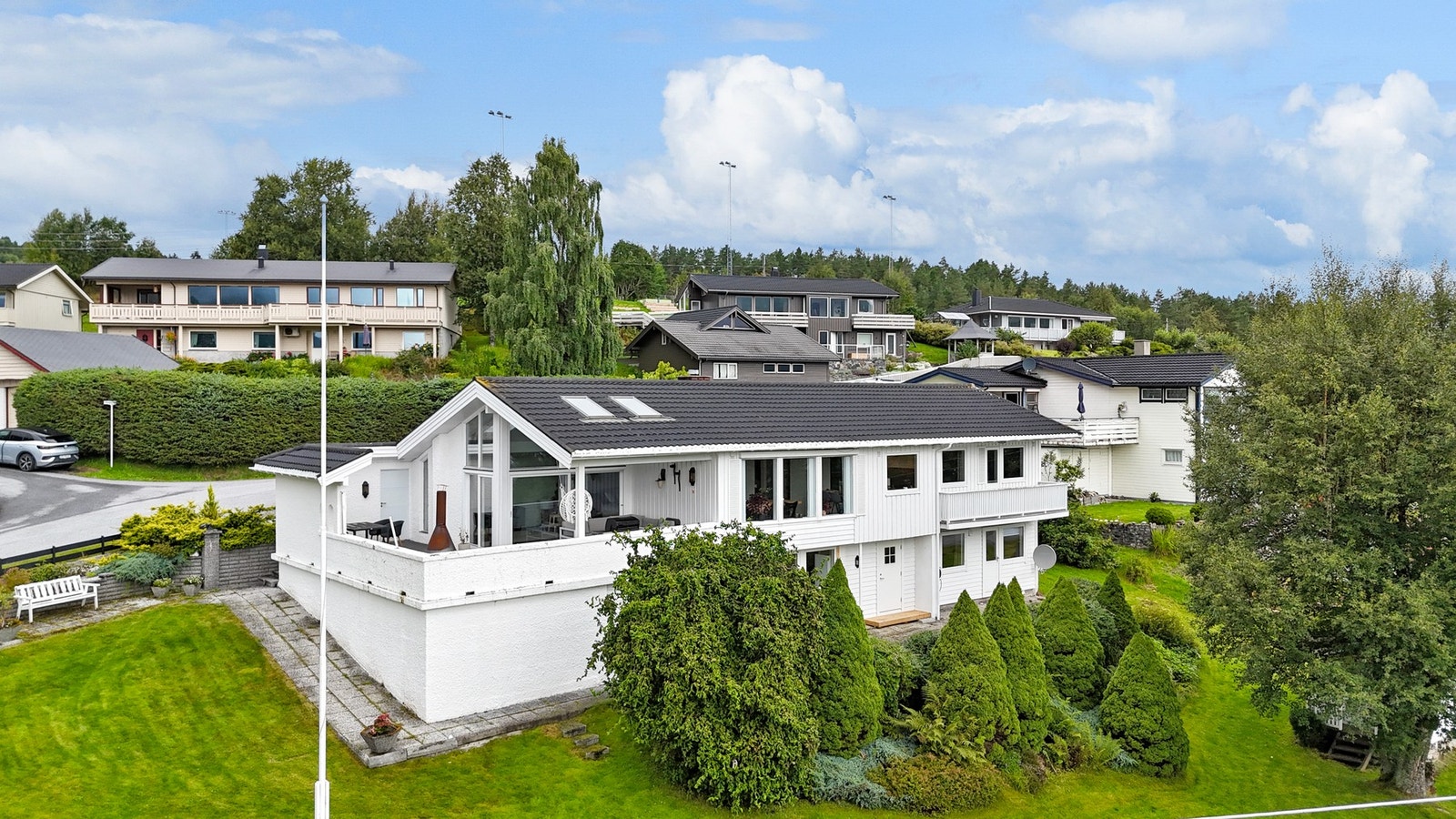 Velkommen til Bergåsen 1 - en romslig enebolig over to plan med flott beliggenhet på Ikornnes. Galleribilde
