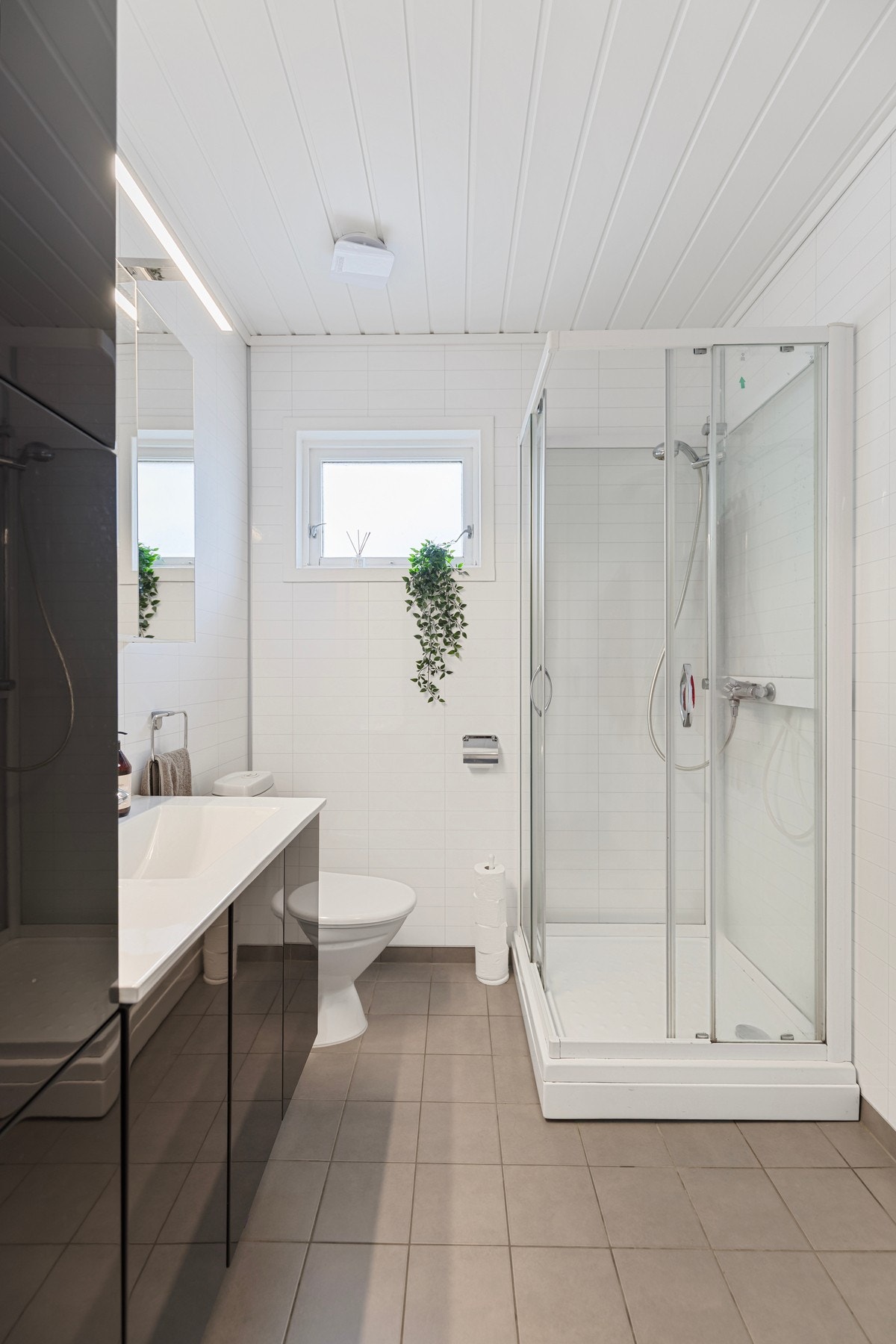 Badet i etasjen ble oppusset i 2016 og har flislagt gulv med varmekabler og våtromsplater på vegger. Galleribilde