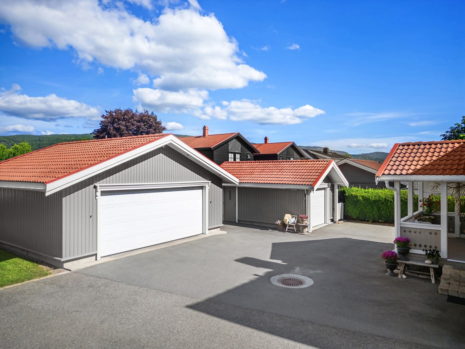 Parkering i enkelgarasje og dobbelgarasje. I tillegg er det gode parkeringsmuligheter på asfaltert gårdsplass.
Foto: Emotional Landscape Production Ole Thoresen Galleribilde