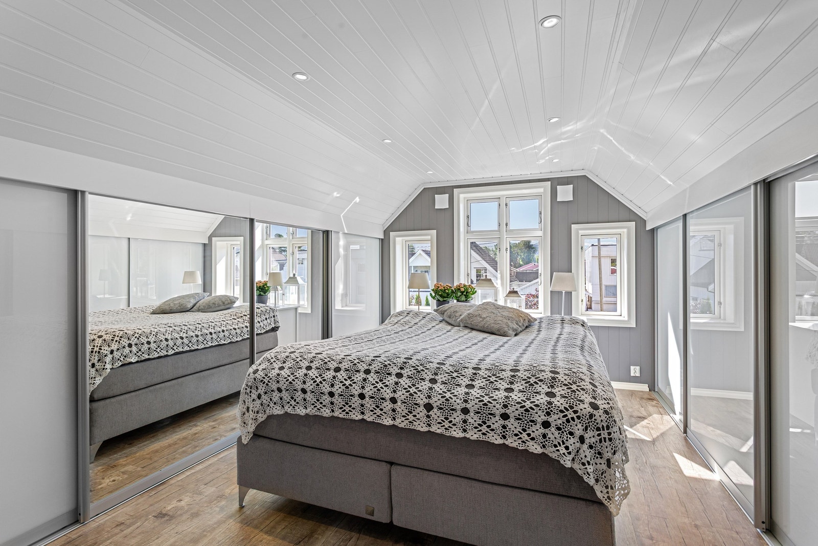 Soverom i 2. etasje med skyvedørsgarderobe Galleribilde