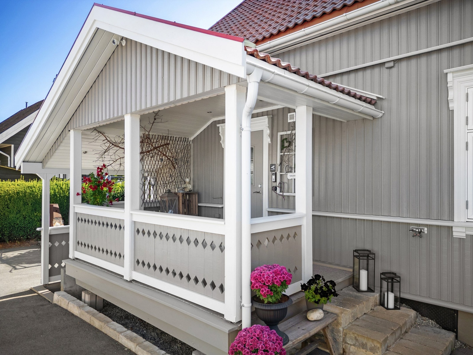Adkomst til boligen via overbygget inngangsparti Galleribilde