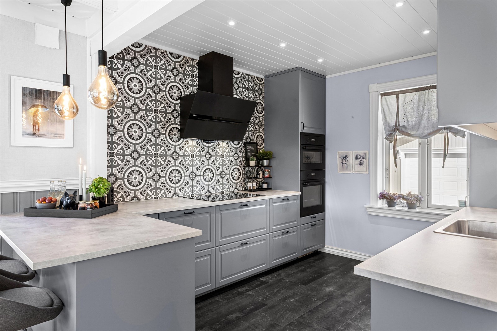 Pent kjøkken med IKEA innredning fra 2019 med profilerte fronter. Benkeplate med laminert overflate med nedfelt kjøkkenvask. Galleribilde